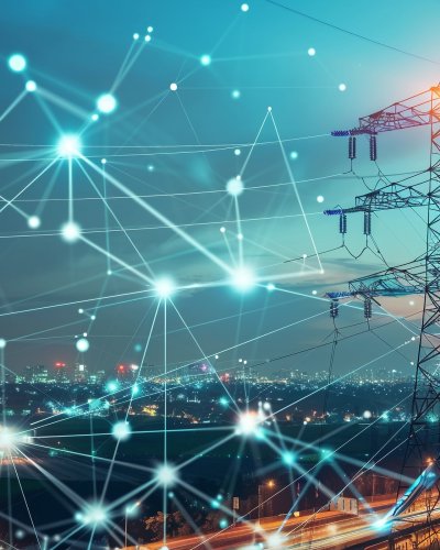 Intelligentes Stromnetz Auf dem Bild ist eine symbolische Darstellung eines intelligenten Stromnetzes (Smart Grid) zu sehen. Auf der rechten Seite steht ein großer Hochspannungsmast (Strommast) bei Dämmerung. Im Hintergrund erstreckt sich eine beleuchtete Stadtlandschaft mit Straßen und Gebäuden. Über das gesamte Bild – besonders auf der linken Seite – ist ein abstraktes, leuchtendes Netzwerk aus Linien und Datenpunkten (Knotenpunkten) gelegt.